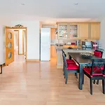 Bright 2 Bed 2 Bath Apt Near Canary Wharf