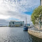 Bright 2 Bed 2 Bath Apt Near Canary Wharf