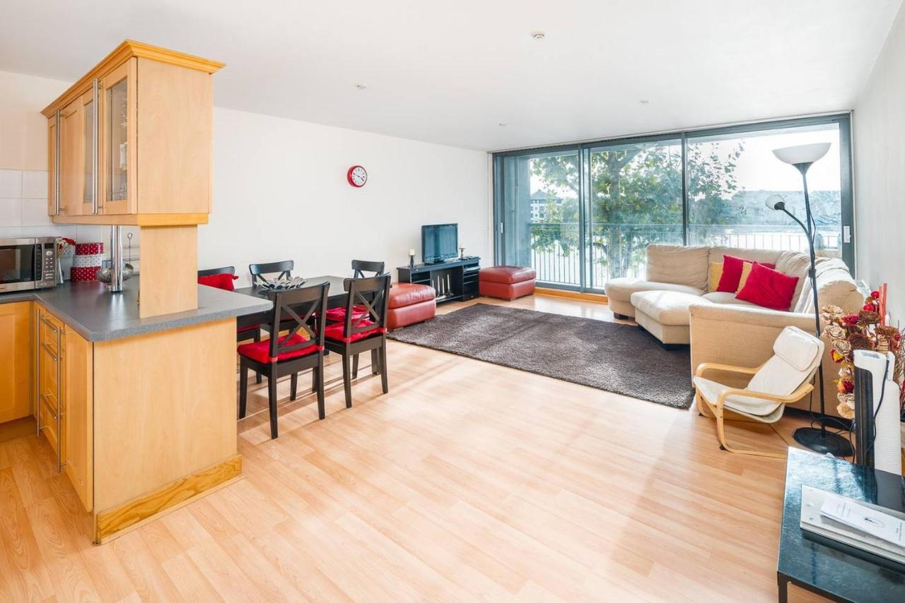 Bright 2 Bed 2 Bath Near Canary Wharf Londra