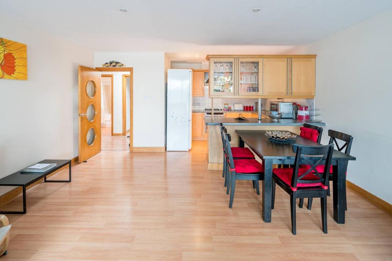 Bright 2 Bed 2 Bath Near Canary Wharf Londra